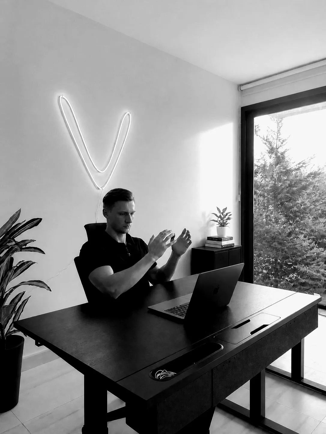 Gründer im Office bei der Arbeit am Sichtbarkeits-System